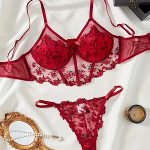 Conjunto de lencería floreado rojo