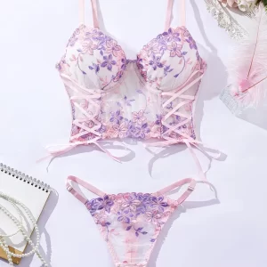 Conjunto de 2 piezas con top bordado y tanga